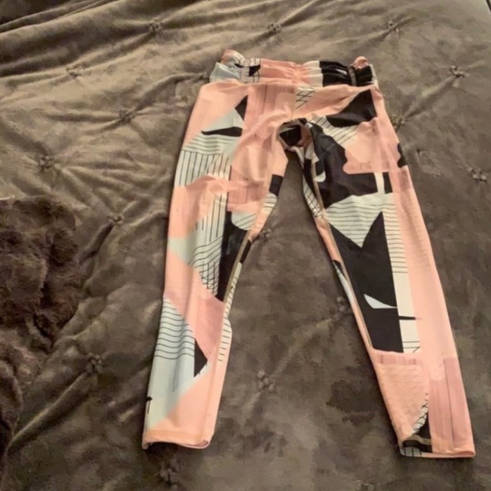 ✨Pink scrunch butt leggings with pattern